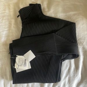 Homme Plissé Issey Miyake
July pleated zip-up jacket